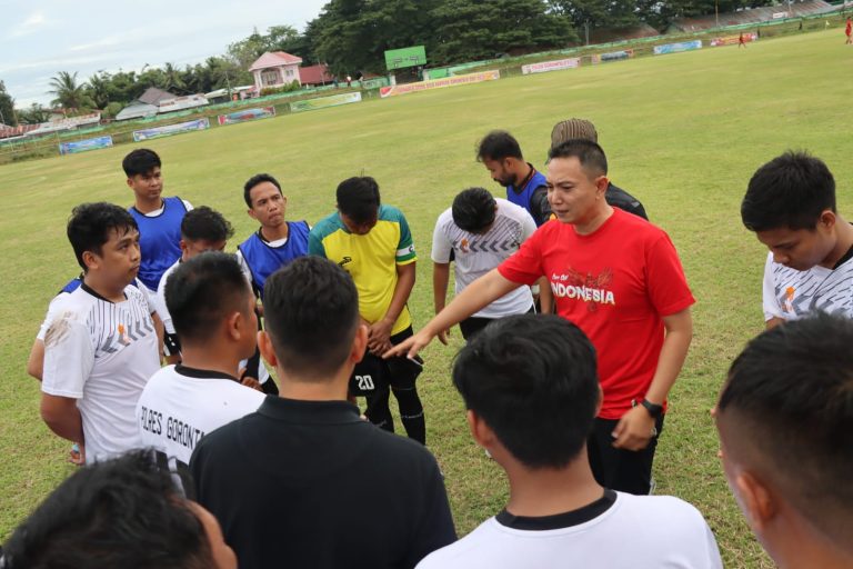 AKBP Deddy Herman (memakai Baju Merah), bersama Dengan Tim Sepak Bola Polres Gorontalo